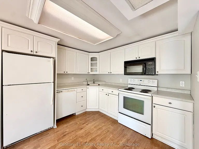 384 Leslie St — Photo 8
