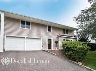 201 Old Post Dr, Hauppauge, NY 11788