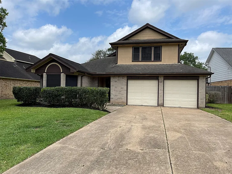 3118 Redcliff Dr — Photo 2