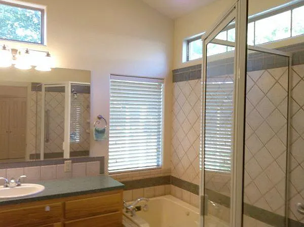 MASTER BATHROOMTub with Jacuzzi.