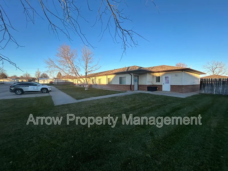 3 bed, 1.0 bath, 950 sqft, $895 — Photo 1