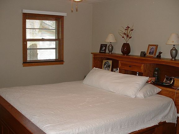 Master Bed w/walkthru bath