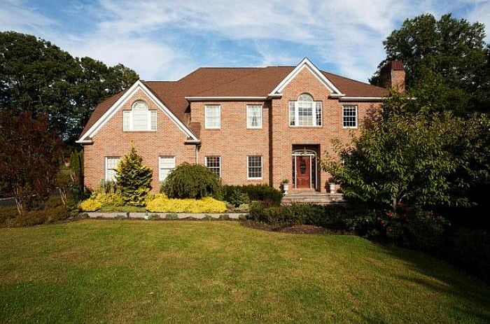 1st image of 207 Lenox Ct