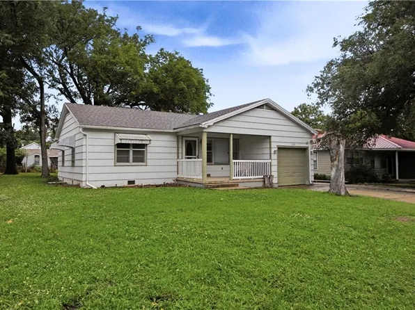 1223 N 4th St, Neodesha, KS 66757
