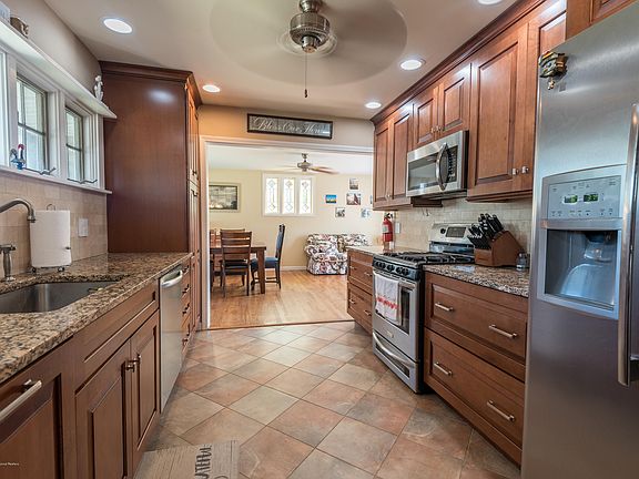 5th image of 108 Truman Dr