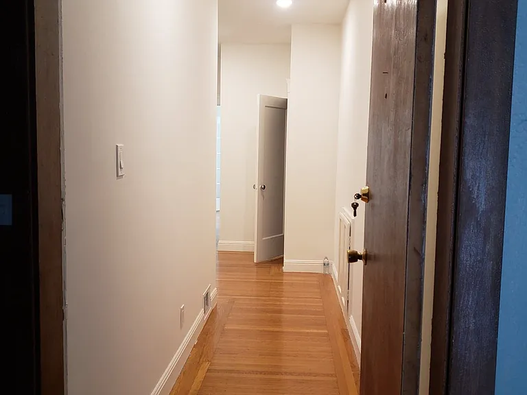 entrance/ hallway