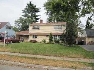 104 Springtime Ln W, Levittown, NY 11756