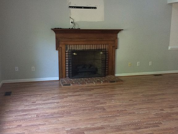 wired w/ mount. Gas fire. 