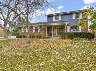 S16W32109 High Meadow Cir, Delafield, WI 53018