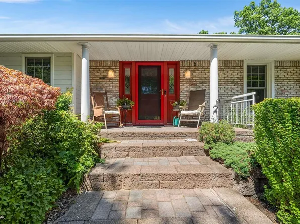 47 Woodland Lane, Smithtown, NY 11787