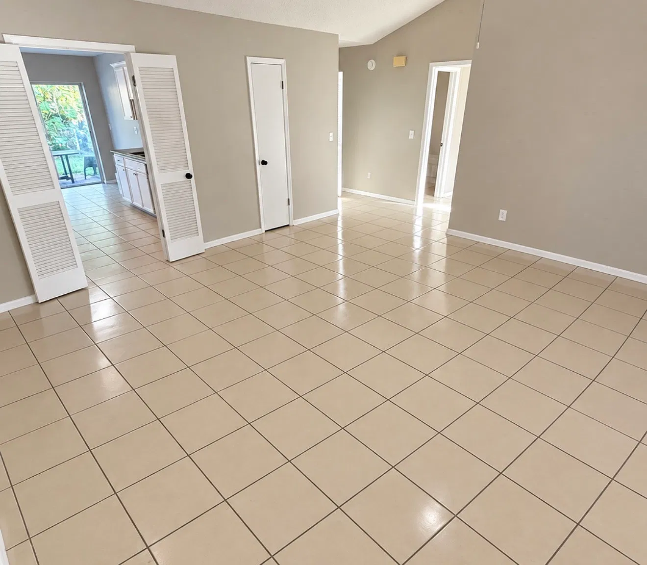 2 bed, 1200 sqft, $1,900 — Photo 2