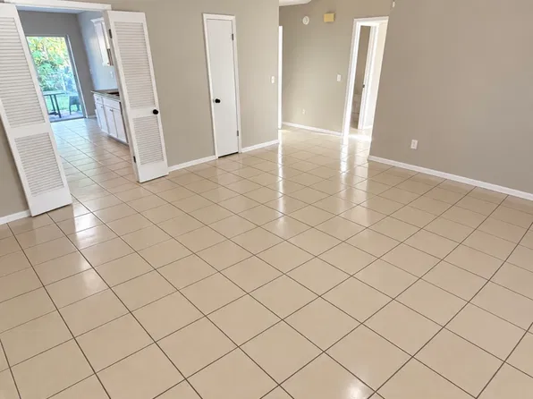 3201 Laurel Dale Dr, Tampa, FL 33618