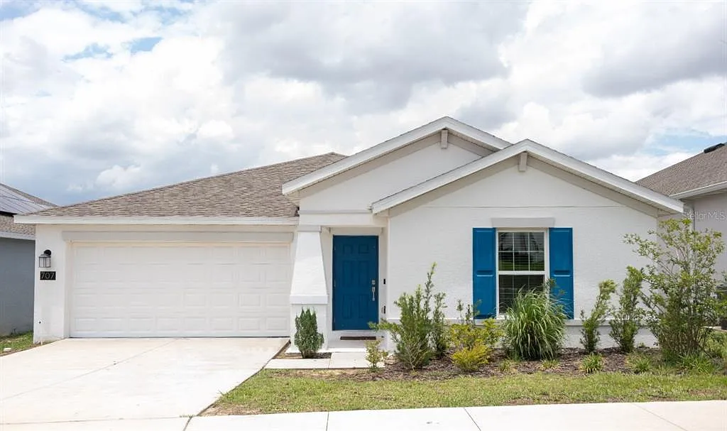 3 bed, 2.0 bath, 1560 sqft, $2,050 — Photo 2