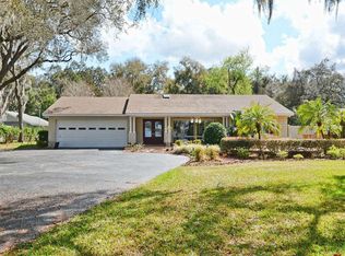 9545 Silver Lake Dr, Leesburg, FL 34788