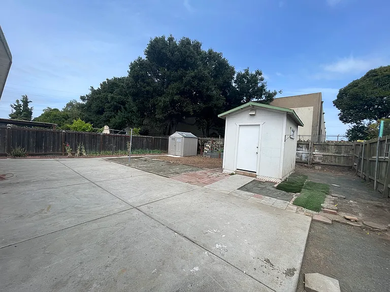 2640 Illinois St — Photo 16