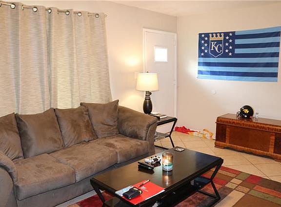 3rd image of 3515 Victoria Dr