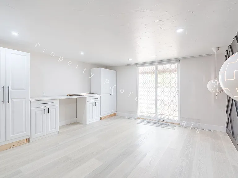 221 W 5th St — Photo 8