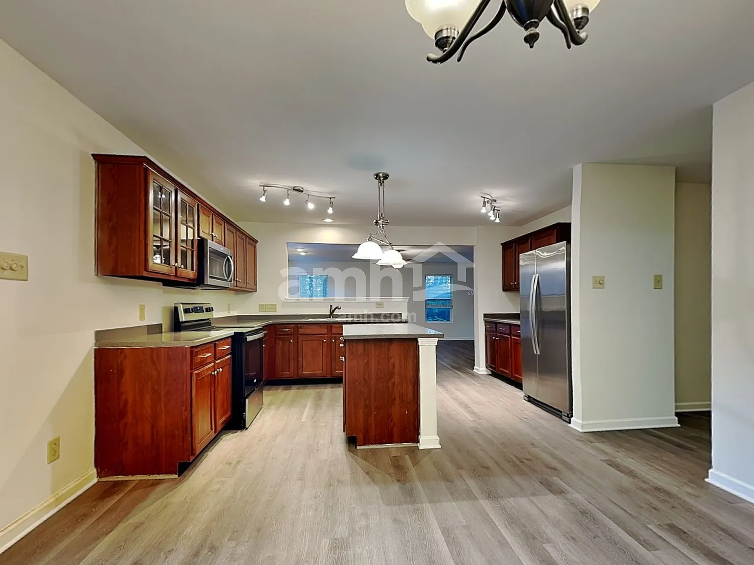 4 bed, 2.5 bath, 3320 sqft, $2,955 — Photo 4