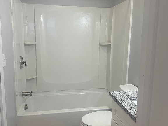 4th image of 31 Bayview Ave