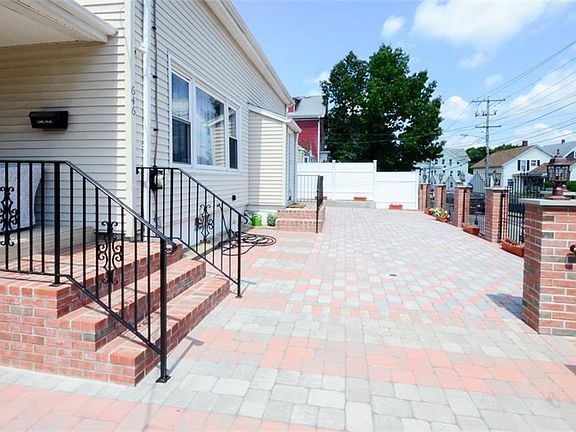 4th image of 646 Lonsdale Ave