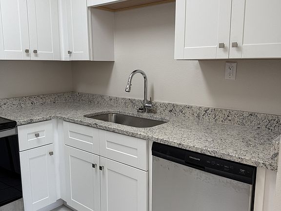 4th image of 2626 Laurel Ave