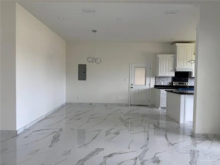 215 Constellation Dr — Photo 4