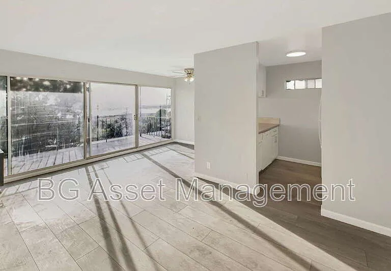 10 Lee St #4 — Photo 1