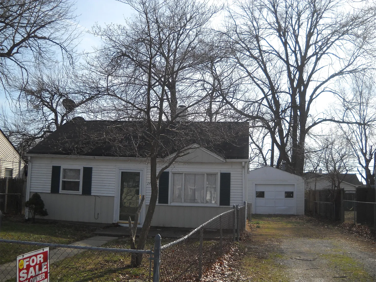 2413 Maplewood Cir photo 1