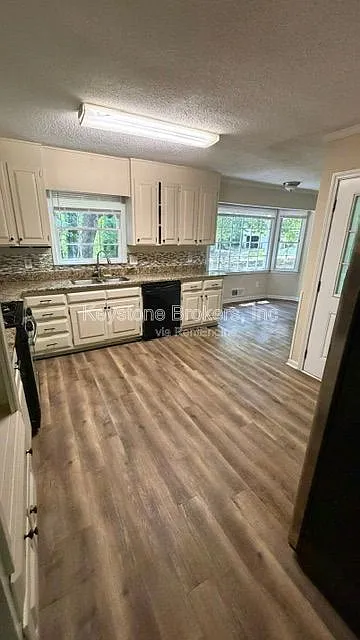 4 bed, 3.0 bath, 2336 sqft, $2,450 — Photo 3