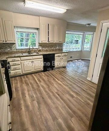 3rd image of 3050 Scott Rd