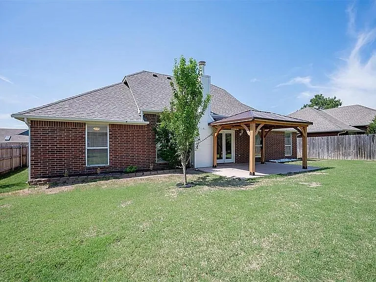 3 bed, 2030 sqft, $2,050 — Photo 2