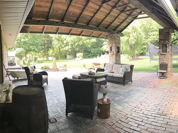 covered brick/concrete patio