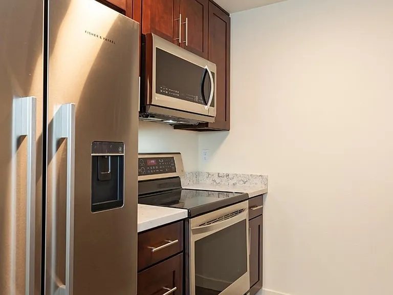 Luke Apartments — Photo 1
