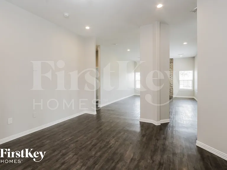 1633 Mockingbird Ln — Photo 3
