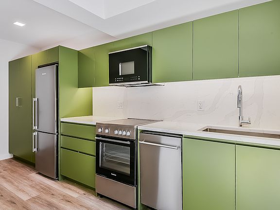 4th image of 619 Throop Ave #4B
