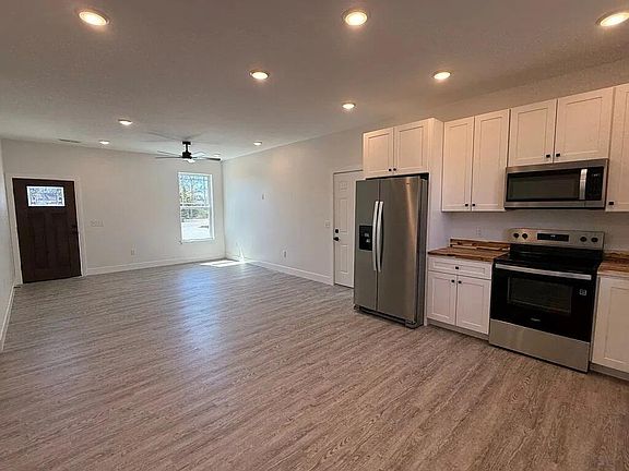 3rd image of 705 Roe Ln