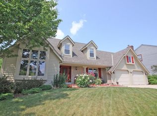 1256 Woodview Dr, Waukesha, WI 53189