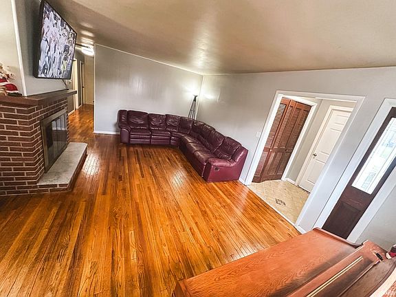5th image of 10690 S Elm St