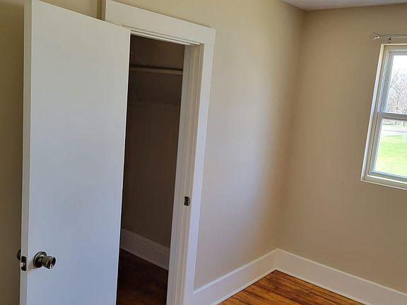 3rd image of 2426 Kenwood Ave