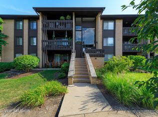 6165 Knoll Wood Rd APT 104, Willowbrook, IL 60527