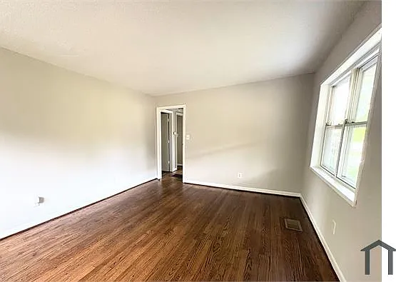 3 bed, 912 sqft, $1,200 — Photo 3