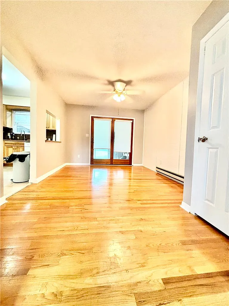 3 bed, 1.5 bath, 1360 sqft, $2,075 — Photo 2