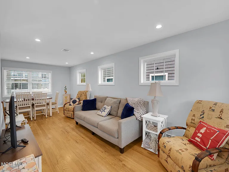 8 Nichols Ave — Photo 11