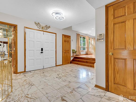 3rd image of 16 Woodmere Rd