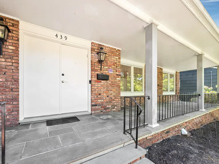 439 Summit St — Photo 3