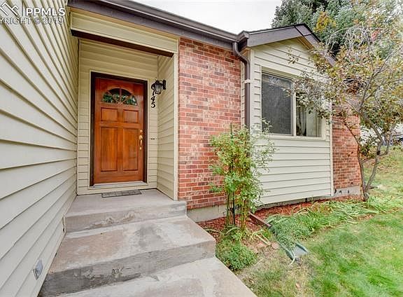 Come on in to this bright and open floor plan.