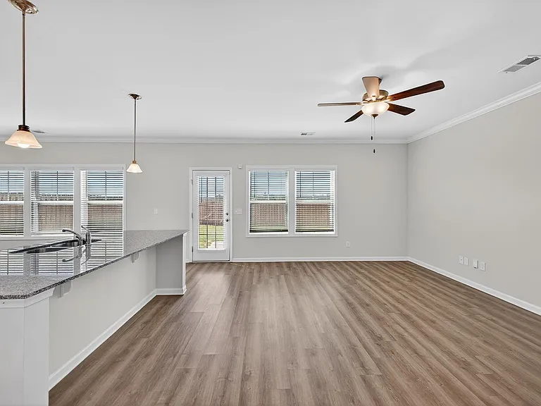 255 Mansell — Photo 6