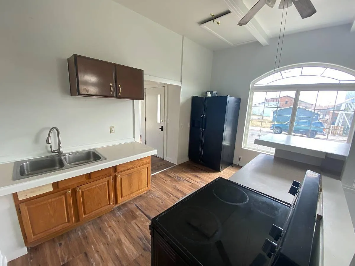 1135 Farrell St — Photo 2