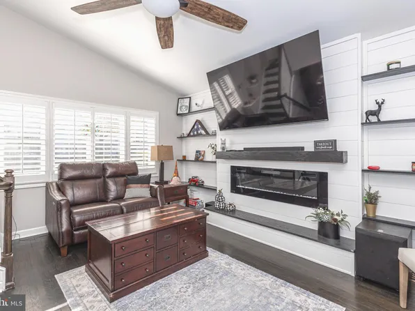 911 Flora Ln, Upper Chichester, PA 19061