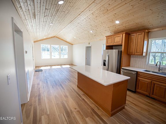 5th image of 410 Walnut St